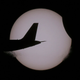 Foto del eclipse captada por el pasajero de un avión a la altura de Taguig city, al este de Manila, Filipinas. Foto: Bullit Marquez/AP